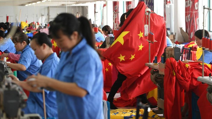 Workers make Chinese flags at a factory ahead of the 70th founding anniversary of People's Republic of China, in Jiaxing, Zhejiang province, China September 25, 2019. REUTERS/Stringer ATTENTION EDITORS - THIS IMAGE WAS PROVIDED BY A THIRD PARTY. CHINA OUT.