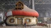 Selain wahana permainan, taman hiburan ini juga memajang replika monumen terkenal di dunia, salah satunya ialah bangunan Casa Batllo karya Antoni Gaudi sampai Smurf Village. (AFP/Yuri Kadobnov)