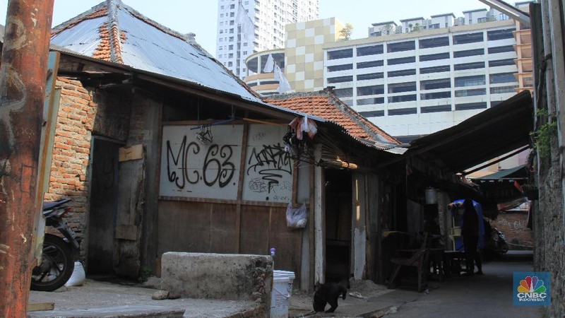 Untuk beraktivitas para warga hanya dapat keluar masuk kampung dari satu pintu saja yang letaknya di samping pos polisi Thamrin City.