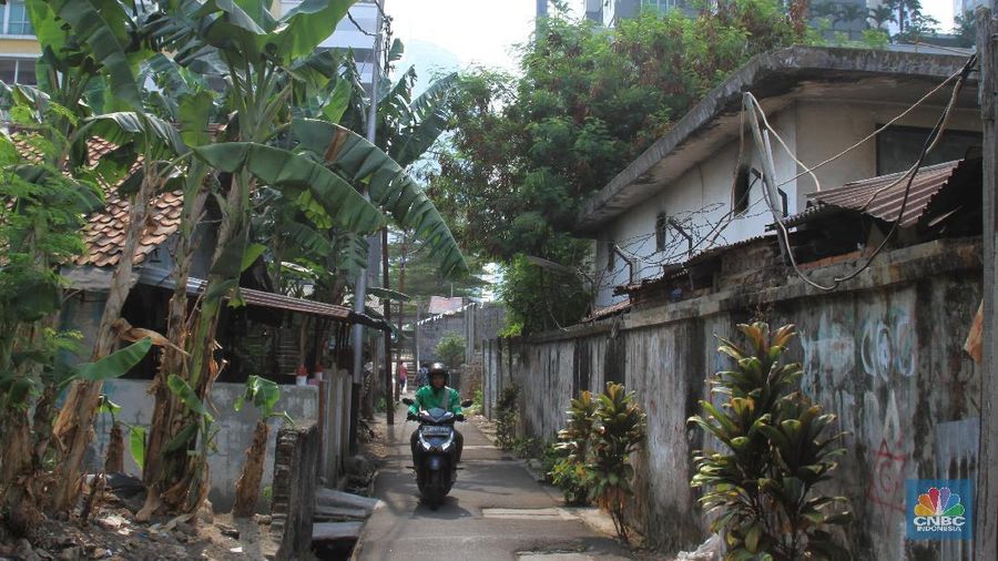 Untuk beraktivitas para warga hanya dapat keluar masuk kampung dari satu pintu saja yang letaknya di samping pos polisi Thamrin City.