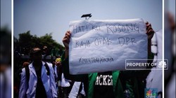 Kenyinyiran Poster Ala Demonstran di DPR