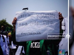 Kenyinyiran Poster Ala Demonstran di DPR