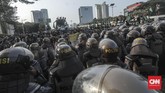 Sejumlah massa yang tergabung dalam Himpunan Mahasiswa Islam (HMI) menggelar aksi unjuk rasa di sekitar kawasan Gedung DPR dan MPR, Jakarta, Jumat (27/9). (CNN Indonesia/Bisma Septalisma).