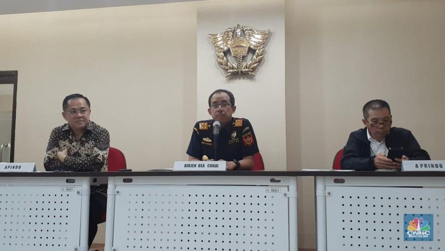 Impor barang yang dilakukan via Toko Online maupun bawaan dari luar negeri sampai dengan harga US$ 3 akan dikenakan Bea Masuk.