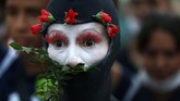 Seorang demonstran yang menyuarakan keselamatan hutan Amazon tampil dalam suatu aksi protes di Brasilia, Brazil. (AP Photo/Eraldo Peres)