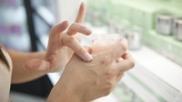 Kenapa Tangan Cepat Kering di Ruangan AC? Ini 3 Hand Cream untuk Dibawa ke Kantor 