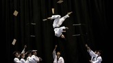 Anggota tim Takwondo Korea Selatan tampil saat PM Bulgaria Boyko Borisov berkunjung ke Kukkiwon, markas besar akademi dunia taekwondo di Seoul, Korea Selatan. (AP Photo/Ahn Young-joon)