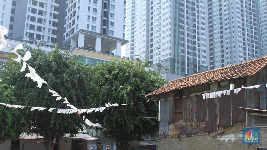 Untuk beraktivitas para warga hanya dapat keluar masuk kampung dari satu pintu saja yang letaknya di samping pos polisi Thamrin City.