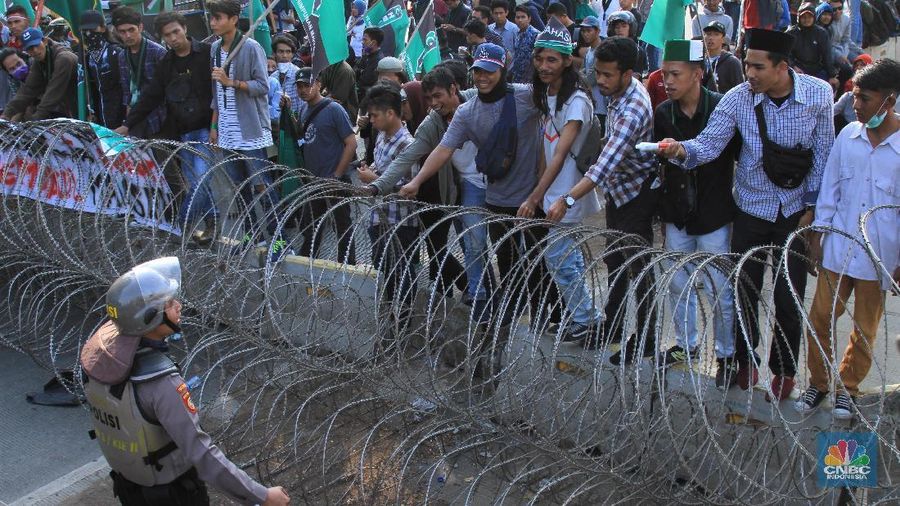 Demo, Pemakzulan, dan Dolar AS Keroyok Rupiah Sejak Awal Pekan