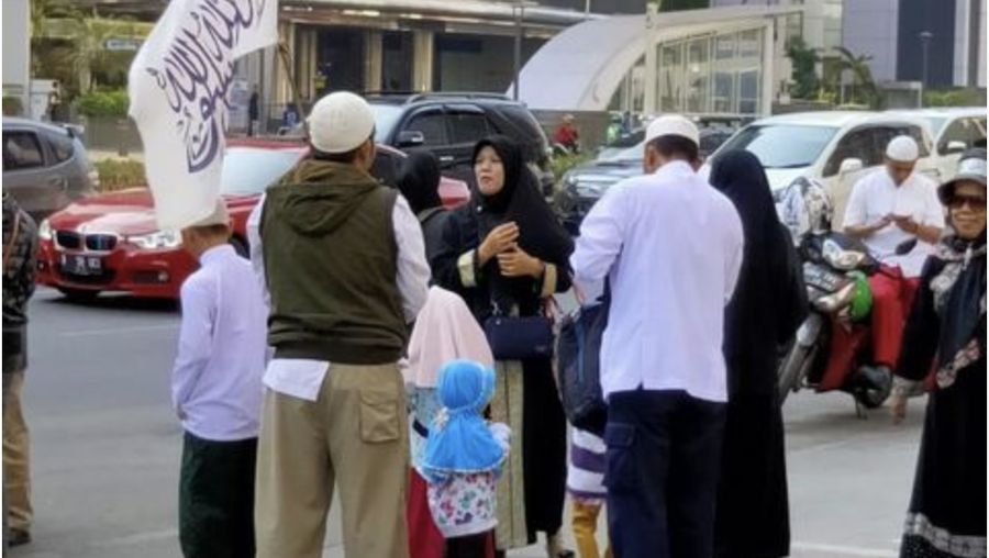 Demo dilakukan oleh para Mujahid 212.