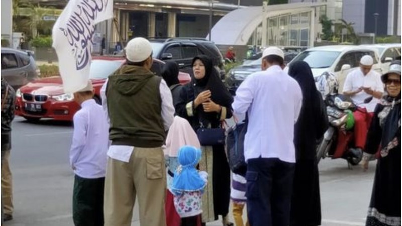 Demo dilakukan oleh para Mujahid 212.