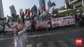 Berdasarkan pantauan CNN Indonesia massa berjumlah ratusan orang dan di antaranya membawa anak-anak. (CNN Indonesia/Bisma Septalisma)