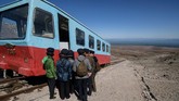 Untuk berkunjung ke Kemah Rahasia dan puncak gunung Paektu, para pengunjung biasanya menaiki kereta api yang digerakkan oleh kabel (Ed JONES / AFP)
