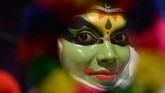 Para karakter dibedakan melalui dandanan wajah dan kostum, juga gestur tubuh yang mencerminkan seni bela diri kuno yang lazim dikenal di Kerala dan sekitarnya. (Arun SANKAR / AFP)