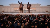 Kini patung dari dua pemimpin Korea sebelumnya, Kim Il Sung dan Kim Jong Il berdiri di Pyongyang, Korut, dengan latar Gunung Paektu.(Ed JONES / AFP)