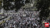 Sejumlah massa yang tergabung dalam Aksi Mujahid 212 Selamatkan NKRI melakukan long march dari Bundaran HI menuju Istana Negara, Jakarta, Sabtu (28/9). Massa kemudian melakukan orasi secara bergantian di depan kawasan Patung Kuda, Jakarta. (CNN Indonesia/Bisma Septalisma)