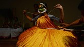 Secara tradisional, Kathakali dilakukan oleh para penari pria. Tarian ini jadi berbeda karena dikembangkan di teater-teater Hindu, tidak di kuil dan sekolah biara seperti kesenian lain pada umumnya. (Arun SANKAR / AFP)