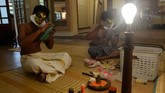 Para penari Kathakali tengah mempersiapkan diri untuk tampil di festival budaya di Kalakshetra Art Village, Chennai. (Photo by Arun SANKAR / AFP)
