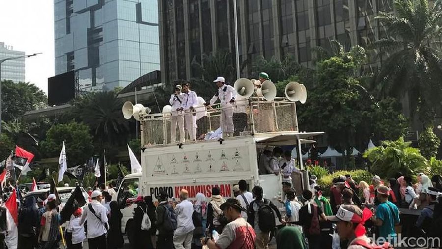 Massa Aksi Mujahid 212 pagi ini telah berkumpul di kawasan Bundaran Hotel Indonesia (HI), Jakarta Pusat.