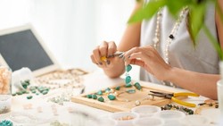 Punya Kalung Handmade? Ini 7 Cara Merawatnya Biar Awet Dipakai Harian