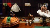 Kisah Kathakali disampaikan melalui gerak kaki, tangan dan ekspresi wajah sedemikian rupa, dengan dilengkapi musik dan nyanyian. (Arun SANKAR / AFP)