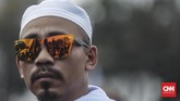 Massa aksi juga menyanyikan yel-yel yang berisikan Jokowi harus mundur dari jabatannya sebagai presiden. (CNN Indonesia/Bisma Septalisma)