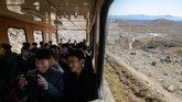 Gunung ini ramai dikunjungi warga Korut setiap tahun sebagai perjalanan spiritual karena mereka telah terlatih sedari kecil untuk menghormati pemimpin negara (Ed JONES / AFP)
