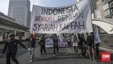 Berbeda dari aksi-aksi demontasi mahasiswa, Aksi Mujahid 212 tidak berfokus pada isu penolakan RKUHP atau revisi UU KPK. Massa aksi menyuarakan tuntutan agar Jokowi mundur dan mendukung sistem khilafah. (CNN Indonesia/Bisma Septalisma)