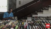 Sutrisno, 50 tahun, setiap pagi bergegas ke Gedung Dewan Perwakilan Rakyat untuk membuka lapak dagangannya. Setiap pukul tujuh ia sudah mulai menjajakan buku-buku miliknya di sana. (CNN Indonesia/Bisma Septalisma)