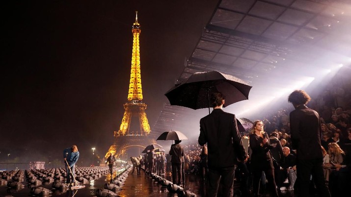 Para tamu tiba di pameran koleksi siap-pakai Saint Laurent Spring / Summer 2020 wanita selama Paris Fashion Week di Paris, Prancis, 24 September 2019. REUTERS / Gonzalo Fuentes Para tamu tiba di pameran koleksi siap-pakai Saint Laurent Spring / Summer 2020 wanita selama Paris Fashion Week di Paris, Prancis, 24 September 2019. REUTERS / Gonzalo Fuentes