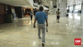 Omset dari lapaknya berkisar Rp9-14 juta per bulan. Sutrisno menggunakan keuntungan untuk membeli buku baru dari penerbit dan stok koran yang dijualnya per hari. (CNN Indonesia/Bisma Septalisma)