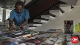 Lapak buku dan majalah ini merupakan warisan ayah Sutrisno yang didirikan di tahun 1970-an di Lapangan Banteng. Pada 1980-an lapak yang dinamai Agen Koran Sukasdi ini mendarat di Senayan. (CNN Indonesia/Bisma Septalisma)