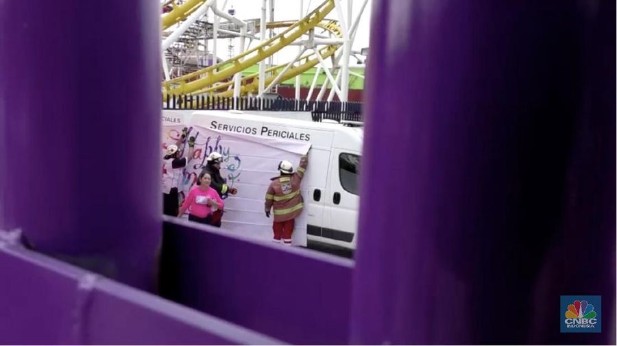 Roller coaster terbalik di sebuah taman hiburan di Meksiko.