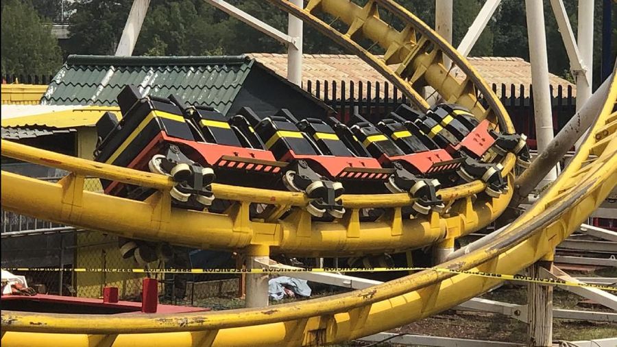 Roller coaster terbalik di sebuah taman hiburan di Meksiko.