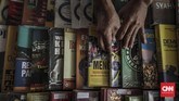 Buku-buku yang dijual di lapak Sutrisno tergolong beragam dari mulai buku politik, ekonomi, sejarah, hingga undang-undang. (CNN Indonesia/Bisma Septalisma)