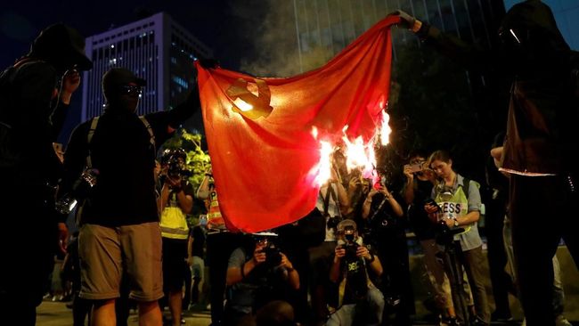 Demo Hong Kong Semakin Ganas, Api Warnai Pemandangan Kota