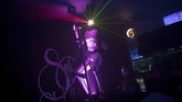 Penari telanjang versi robot bersiap debut pole dancing dengan penari manusia di klub malam Prancis. (AFP/LOIC VENANCE)