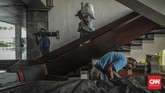 Sutrisno dan lapak dagangannya ini pun akan tetap menjadi saksi ribuan kisah yang terjadi di dalam gedung wakil rakyat. (CNN Indonesia/Bisma Septalisma)