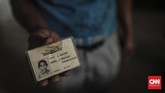 Saat sang ayah meninggal, Sutrisno dan ibunya kemudian bergantian melanjutkan usaha sang ayah. Sembari mengikuti sekolah malam di sekolah negeri, Sutrisno kecil membantu ibunya berdagang dari siang hari. (CNN Indonesia/Bisma Septalisma)