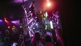 Robot penari ini memiliki kepala dengan bentuk kamera CCTV, mesin ini tidak dilihat sebagai ancaman. (AFP/LOIC VENANCE)