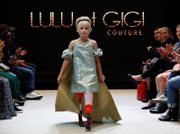 Bocah Ini Berjalan Tanpa Kaki di Paris Fashion Week