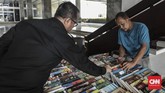 Ibunda Sutrisno meninggal dunia tahun lalu. Sejak saat itu Sutrisno mengurus lapak di salah satu sudut DPR itu sendirian. (CNN Indonesia/Bisma Septalisma)