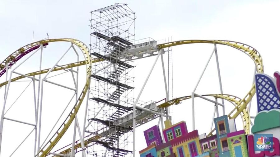 Roller coaster terbalik di sebuah taman hiburan di Meksiko.