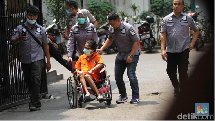 Menurut penyelidik Polda Metro Jaya, Lea tidak hanya seorang pemakai, melainkan juga pengedar narkoba jenis sabu.