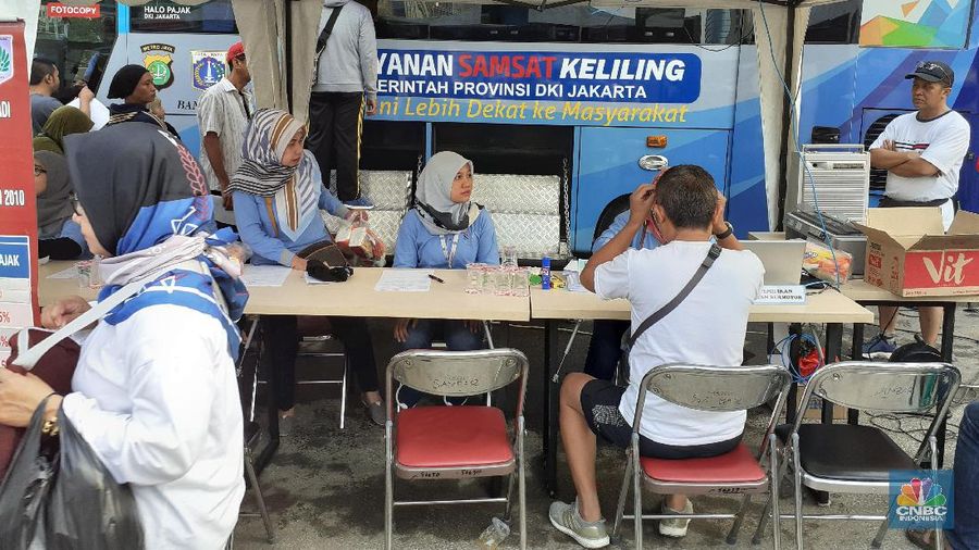 ‘Semarak Keringanan Pajak Daerah Tahun 2019 di Car Free Day Bundaran HI, Pelayanan Mobil Samsat Keliling & Mobil SIM Keliling Minggu, (29/9/2019). (CNBC Indonesia/Anisatul Umah)