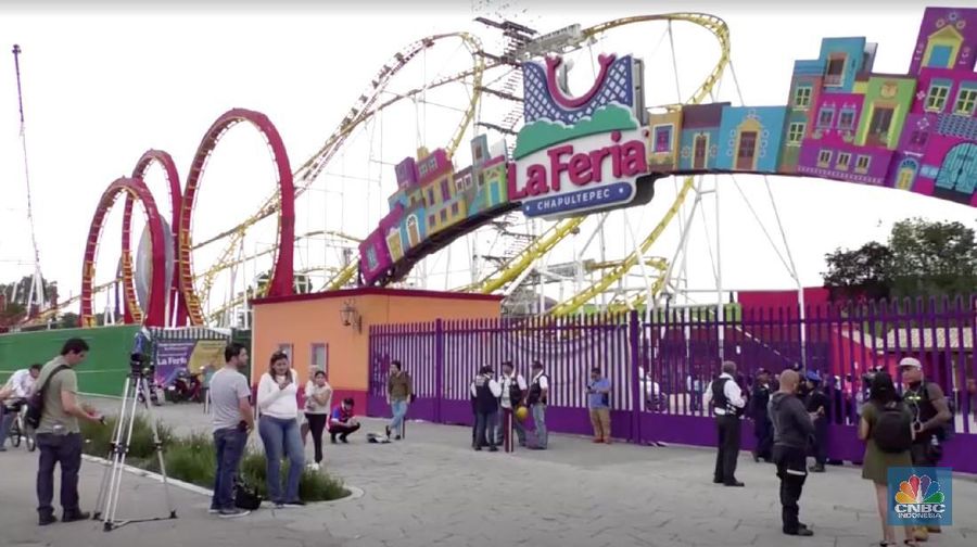 Roller coaster terbalik di sebuah taman hiburan di Meksiko.