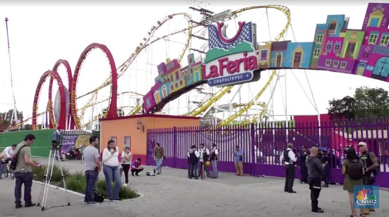 Roller coaster terbalik di sebuah taman hiburan di Meksiko.