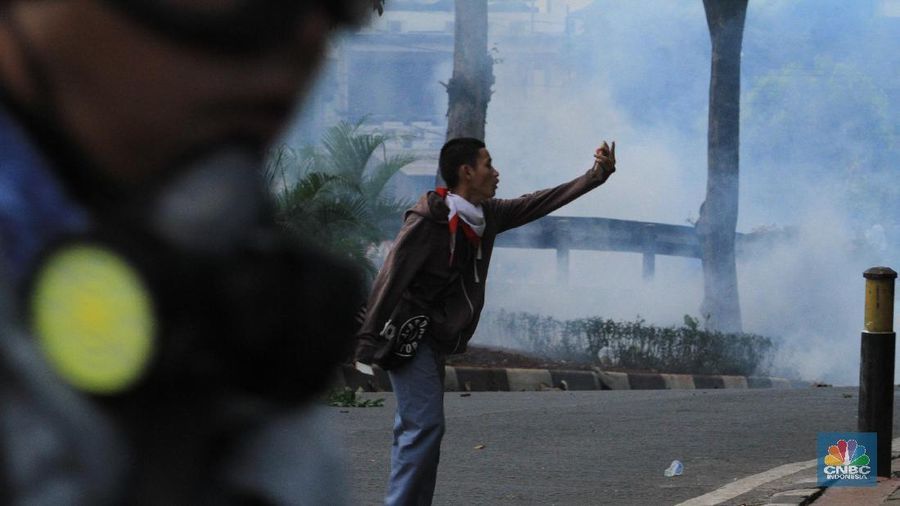 Demo rusuh yang berlangsung Senin malam di sekitar Senayan sudah bikin khawatir.