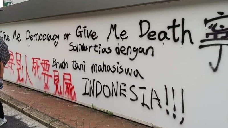 Berbagai kicauan dalam sosial media Twitter dengan tagar untuk menunjukkan solidaritas pendemo Hong Kong terhadap para pedemo di Indonesia.