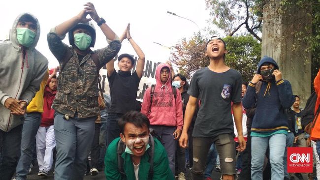Polisi Tembakkan Gas Air Mata, Massa Kocar-kacir ke Palmerah
